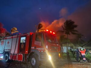 Bomberos intentan sofocar incendio en villas Caletón de Cap Cana / Fuente externa