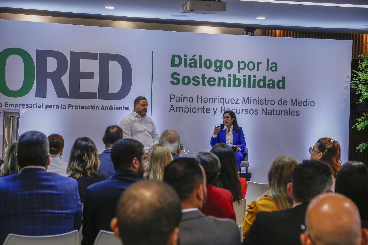La presidenta interina de Ecored, Christy Luciano y el ministro de Medio Ambiente, Paíno Henríquez, durante el encuentro / Fuente externa