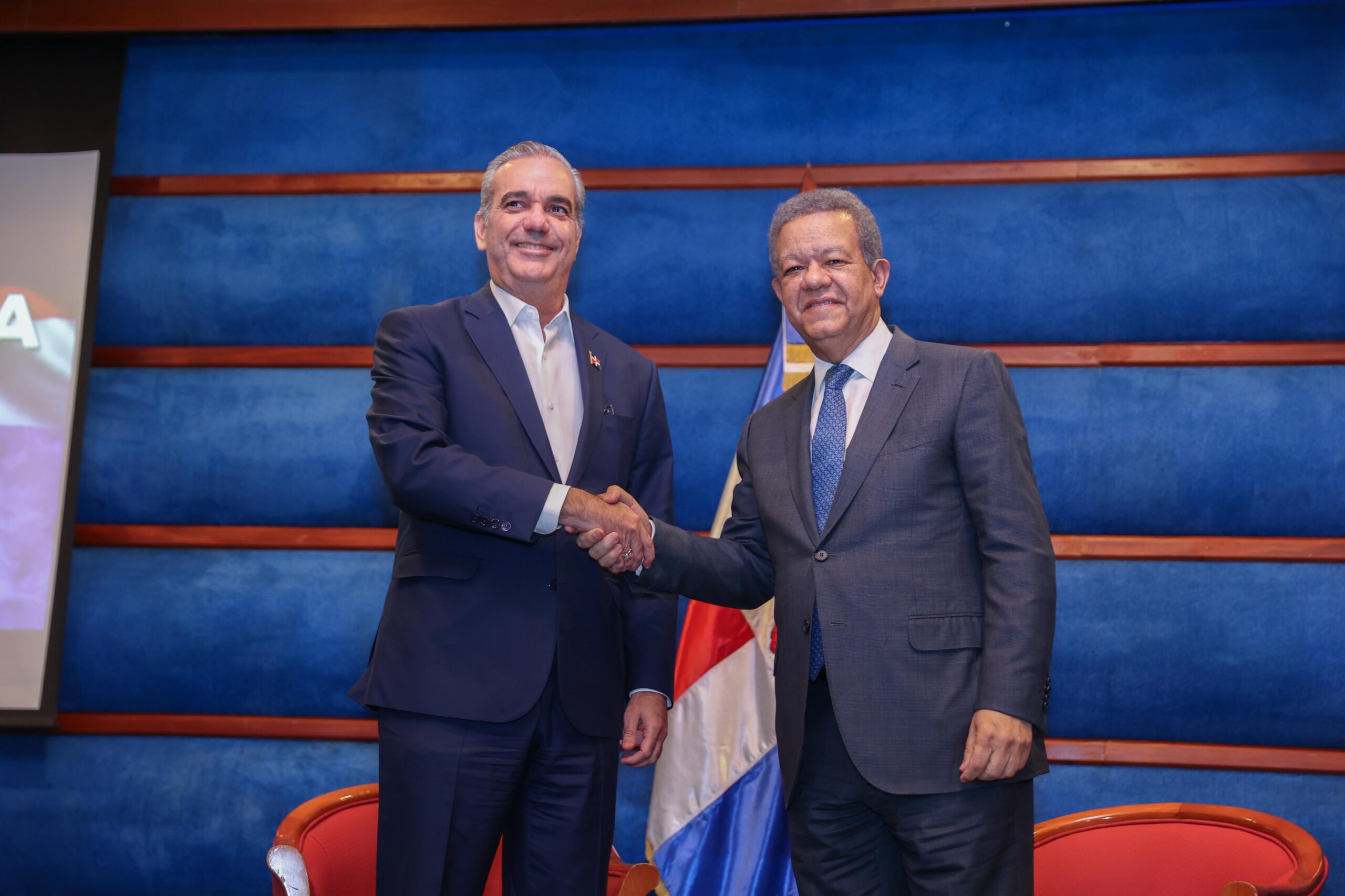 El presidente Luis Abinader y el expresidente Leonel Fernández continuaron este jueves el diálogo sobre la crisis de Haití coincidiendo en mantener una postura unificada para el abordaje integral del tema.