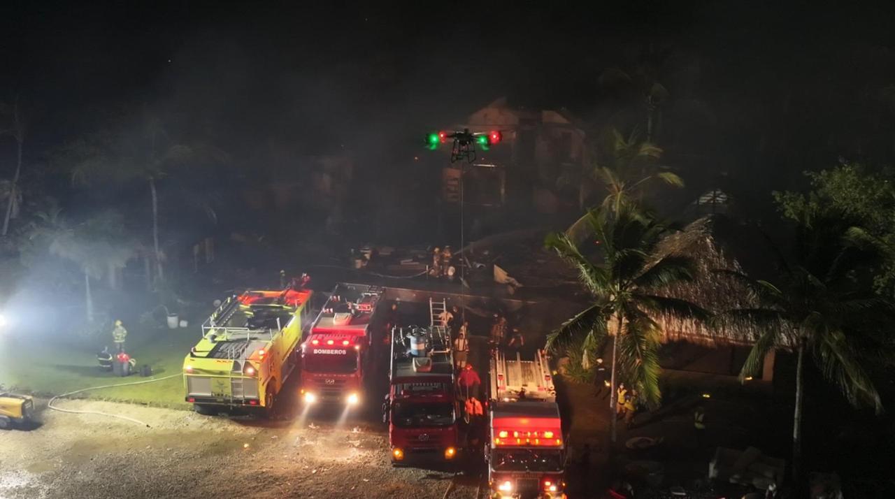 El Sistema Nacional de Atención a Emergencias y Seguridad 9-1-1 desplegó tres equipos de drones en apoyo a los cuerpos de bomberos que combatieron un incendio estructural de gran magnitud en el exclusivo destino turístico de Cap Cana en La Altagracia.
