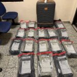 Detienen extranjera en el AILA con dos maletas llenas de presunta marihuana