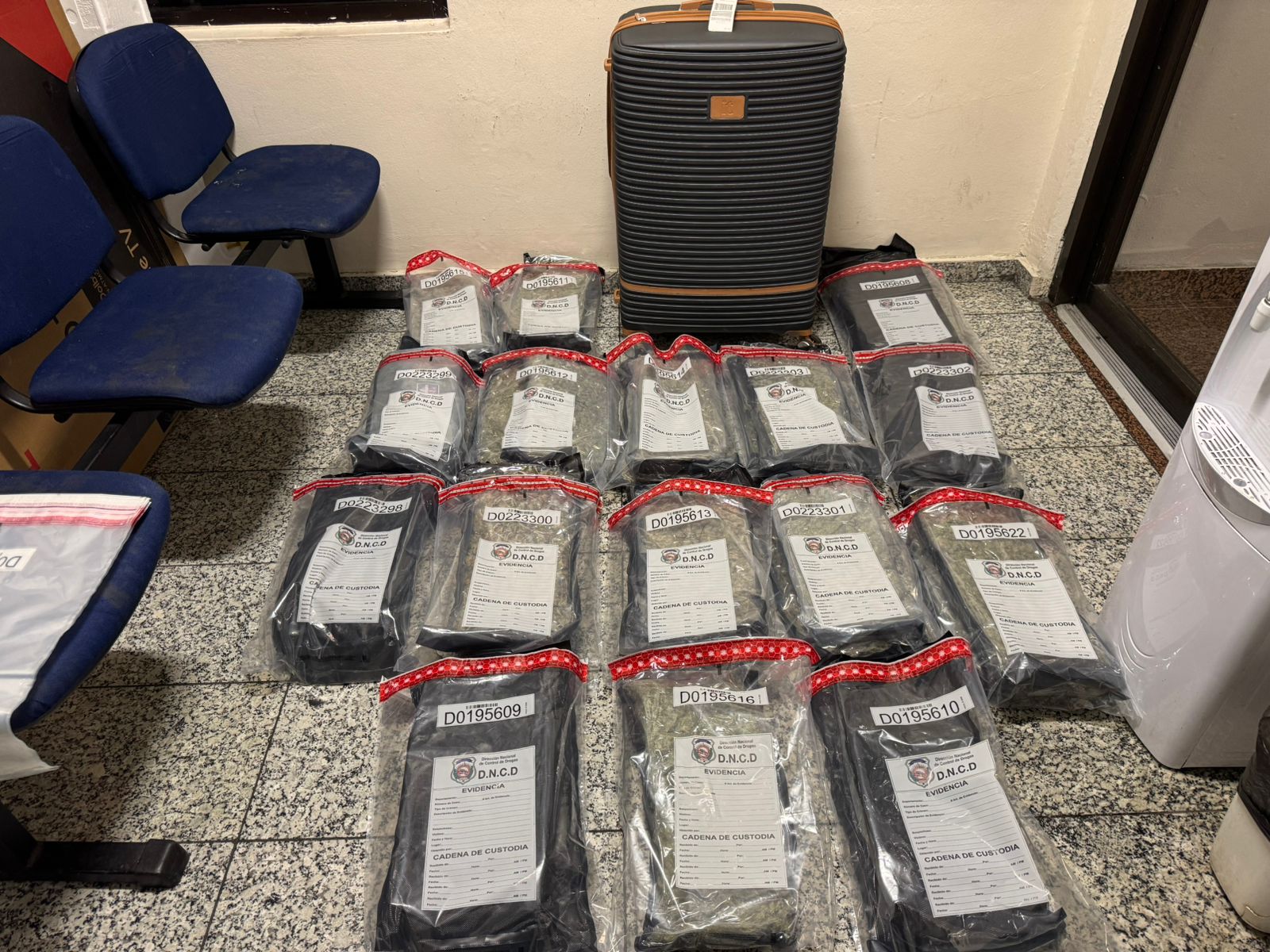 Detienen extranjera en el AILA con dos maletas llenas de presunta marihuana