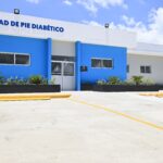 La vicepresidenta de la República Raquel Peña junto al director del Servicio Nacional de Salud (SNS), Mario Lama, entregó este viernes la segunda Unidad de Pie Diabético, en el Hospital Municipal de Imbert, como parte de una estrategia nacional que contempla la instalación de diez nuevas unidades en distintos puntos del país.