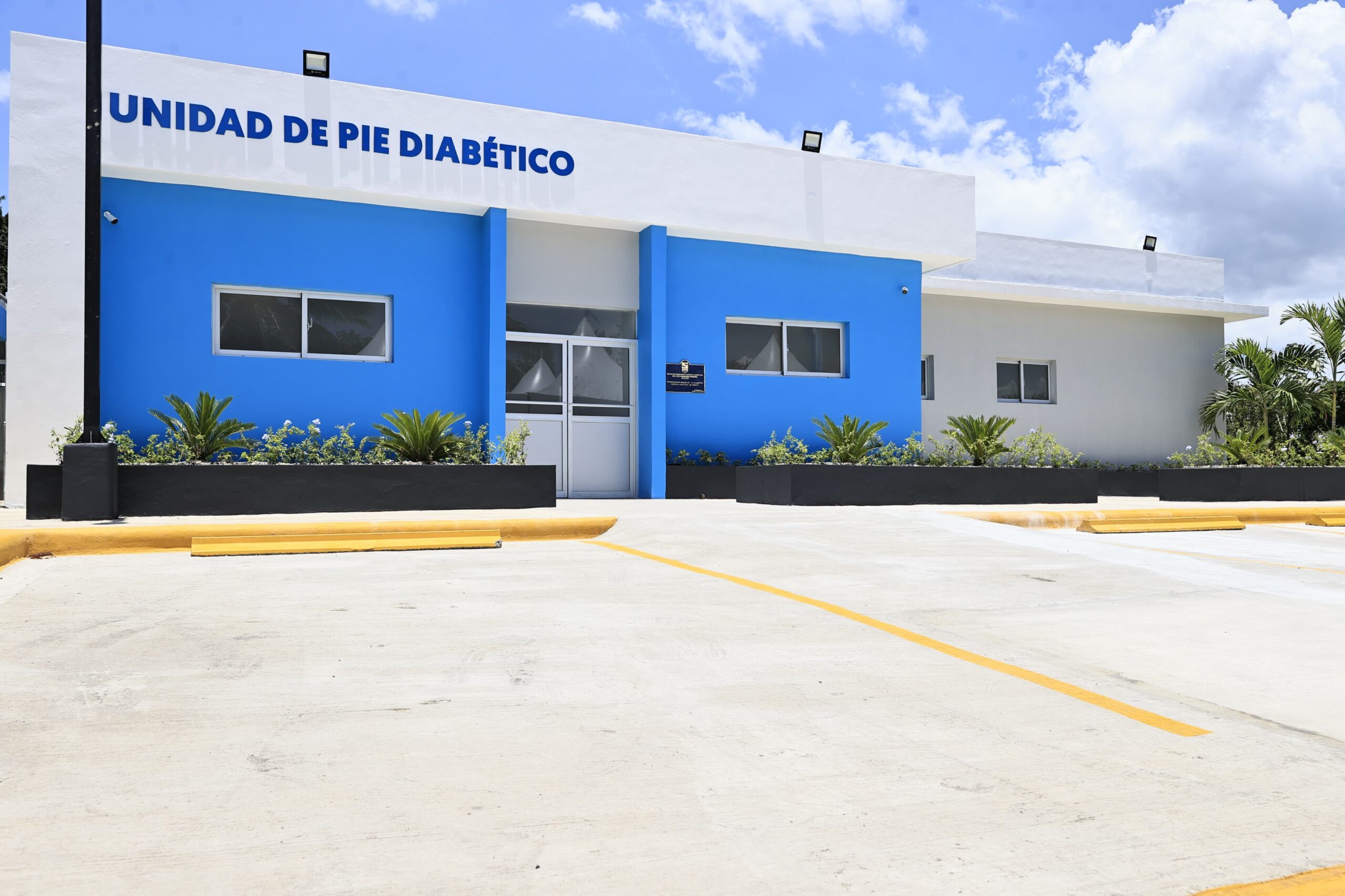 La vicepresidenta de la República Raquel Peña junto al director del Servicio Nacional de Salud (SNS), Mario Lama, entregó este viernes la segunda Unidad de Pie Diabético, en el Hospital Municipal de Imbert, como parte de una estrategia nacional que contempla la instalación de diez nuevas unidades en distintos puntos del país.