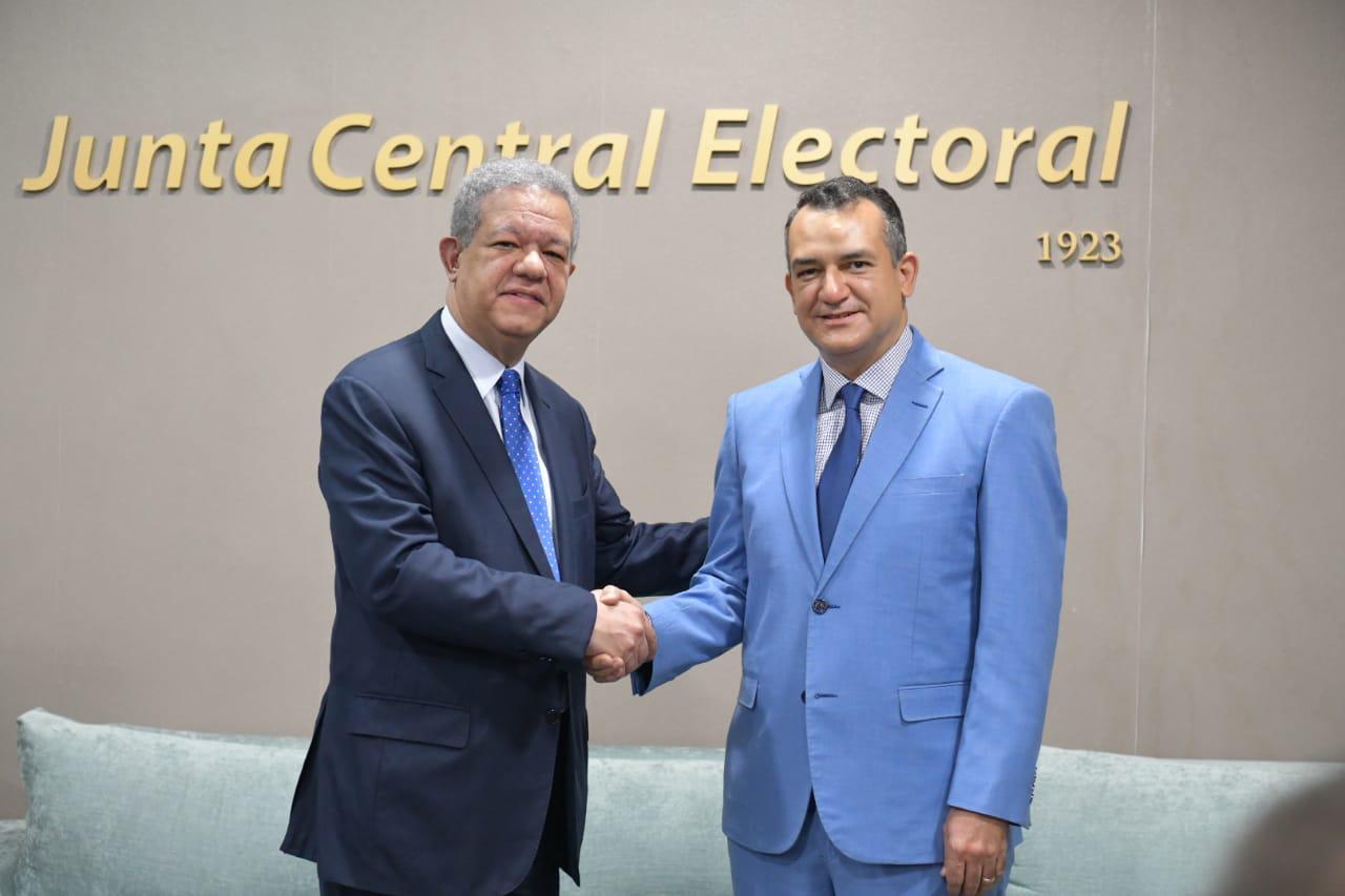 Panorama Político. El expresidente de la República Leonel Fernández asistirá este sábado al acto de graduación del Diplomado Especializado en Administración Electoral, iniciativa académica coordinada por el Instituto Especializado Superior en Formación Política, Electoral y del Estado Civil (Iespec), órgano académico de la Junta Central Electoral (JCE).