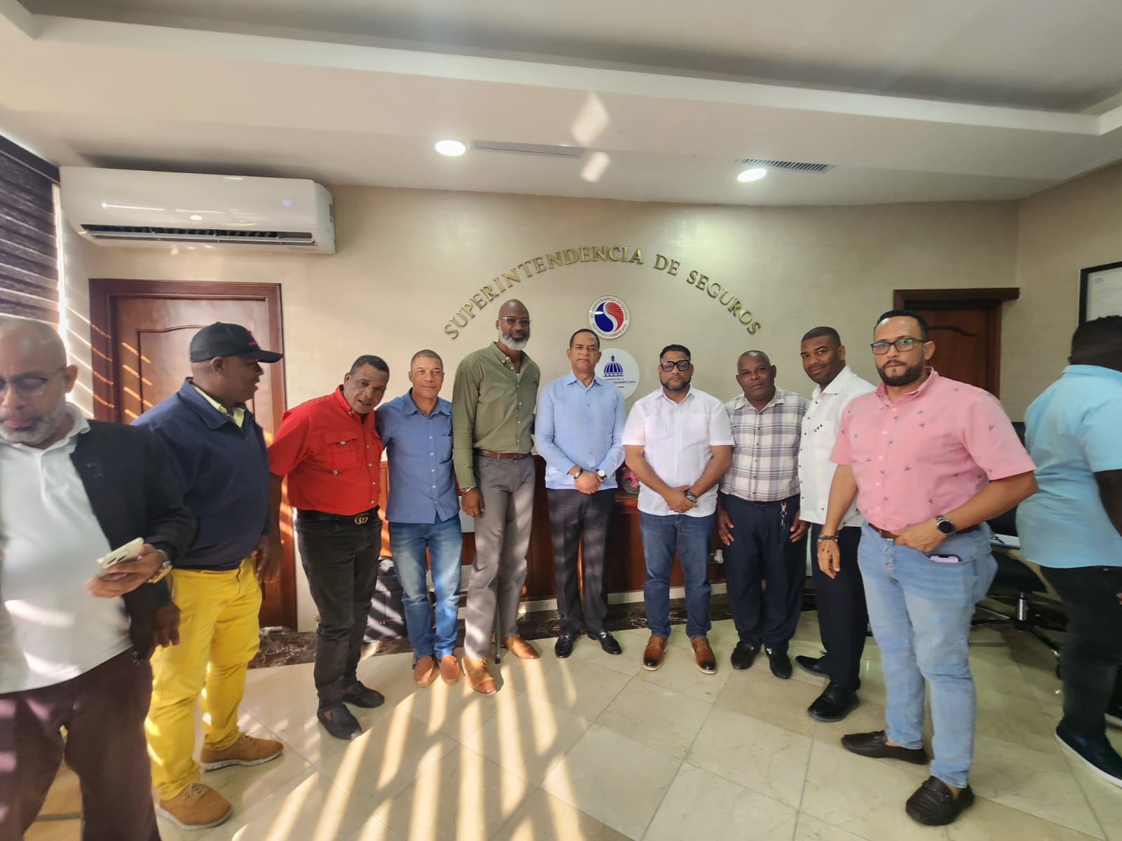 La Coordinadora Nacional de Motoconchistas (Coodinamoto) y el Consejo Nacional de Motoconchos (Consemoto) firmaron un acuerdo con la Superintendencia de Seguros que frena el alza del seguro obligatorio para motocicletas, en beneficio de miles de trabajadores del transporte informal en motocicleta a nivel nacional.