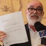 El investigador y comunicador Ángel Martínez justo a su abogado Carlos Mesa / Panorama