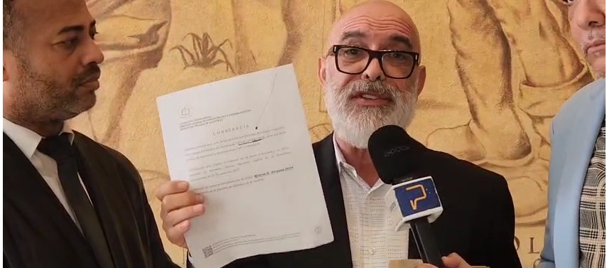 El investigador y comunicador Ángel Martínez justo a su abogado Carlos Mesa / Panorama