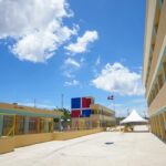 El presidente Luis Abinader entregó este miércoles la escuela Ana Mercedes Castro de 16 aulas en la provincia Montecristi, en el marco del programa Aulas 24/7, que impulsa el Gobierno a través de la Dirección de Infraestructura Escolar (DIE).