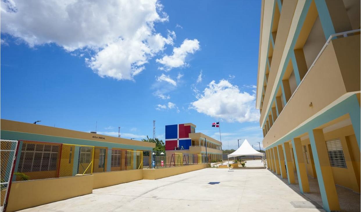 El presidente Luis Abinader entregó este miércoles la escuela Ana Mercedes Castro de 16 aulas en la provincia Montecristi, en el marco del programa Aulas 24/7, que impulsa el Gobierno a través de la Dirección de Infraestructura Escolar (DIE).