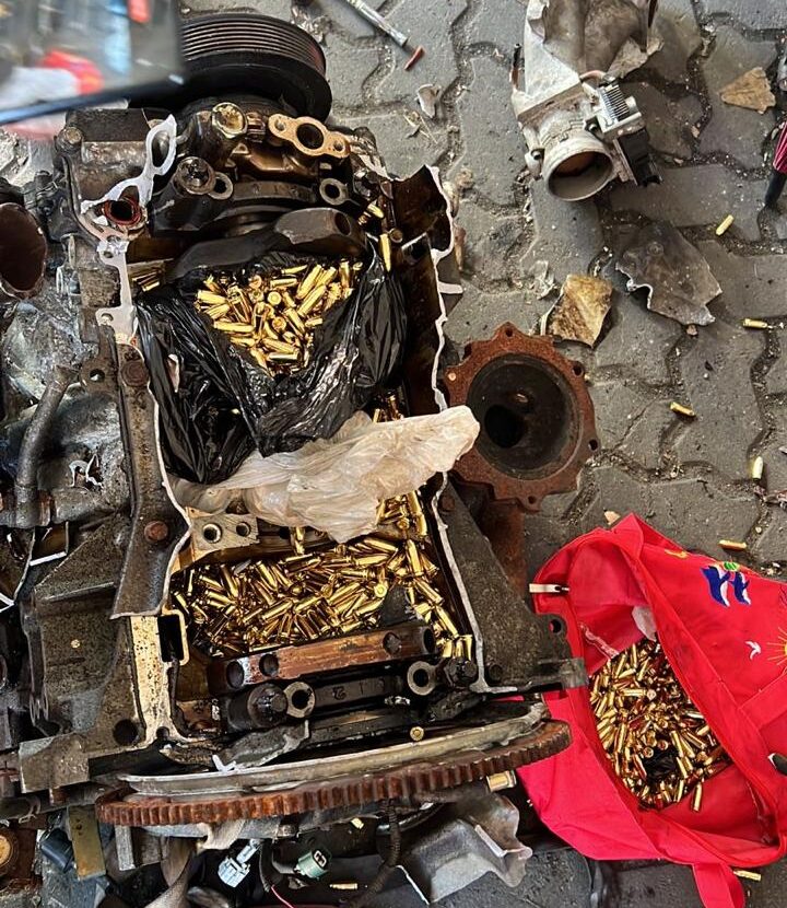 La Dirección General de Aduanas (DGA) decomisó 8,396 cápsulas de municiones calibre 9 mm, procedentes de Brooklyn, Nueva York. Estas municiones fueron ocultadas dentro de un motor usado de un vehículo, y detectadas mediante el escaneo con tecnología de rayos X, que permitió su posterior incautación.