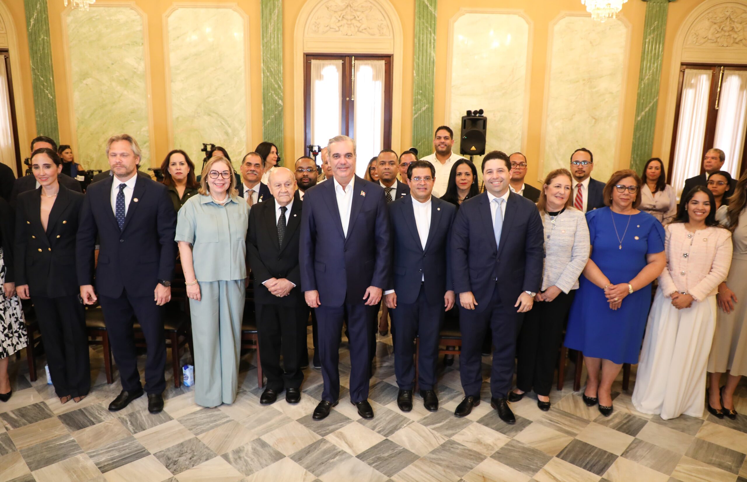 El presidente Luis Abinader juramentó a los profesionales que conformarán el Comité Científico del HUB de Innovación Punta Bergantín, el cual estará presidido por el reverendo Secilio Espinal, rector de la Pontificia Universidad Católica Madre y Maestra (PUCMM).