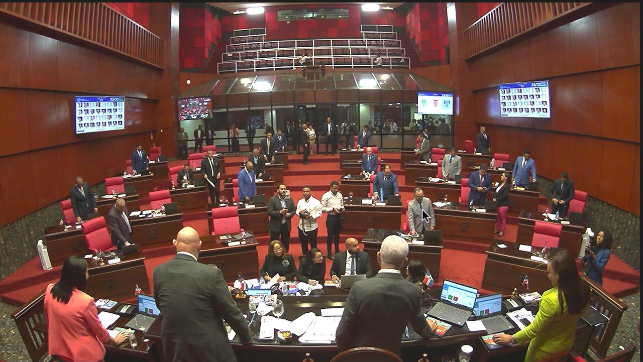 Durante la sesión, el pleno del Senado dio lectura íntegra a los más de 413 artículos que componen esta normativa, la cual representa una transformación estructural del sistema penal dominicano.