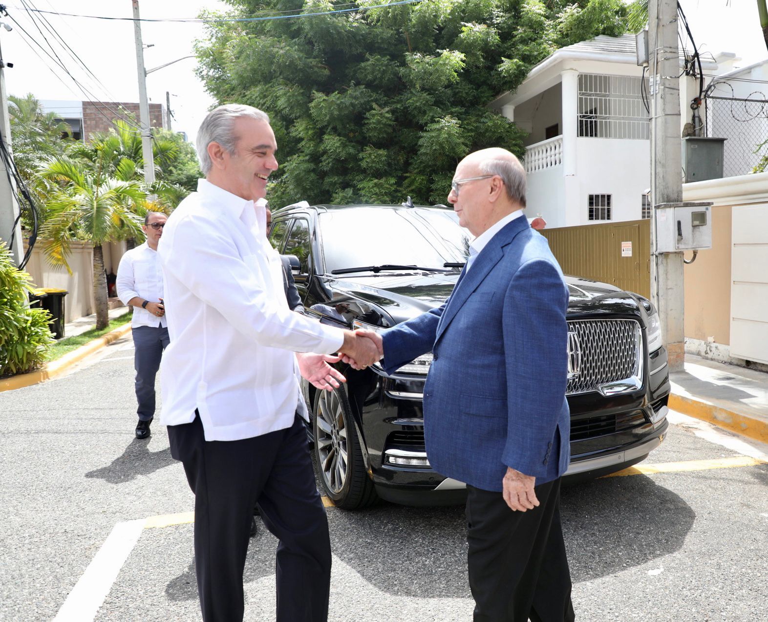 Presidente Luis Abinader se reúne con Hipólito Mejía para tratar crisis haitiana