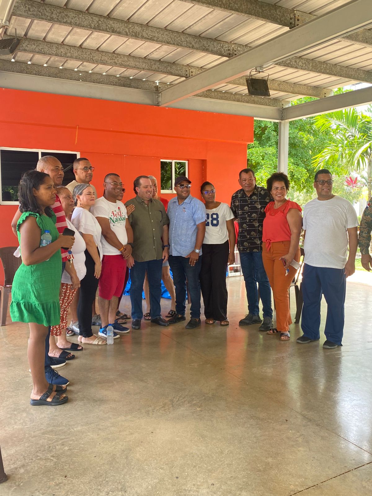 El ministro de la Presidencia José Iganacios Paliza visitó a los residentes del Residencial "Dos Amigos", ubicado en el complejo habitacional Ciudad Juan Bosch, luego de los residentes realizar un cacerolazo en demanda de la mejora del suministro y la calidad del agua potable, del cese de la tanda de apagones y de la inclusión de nuevas unidades de la OMSA, entre oras necesidades
