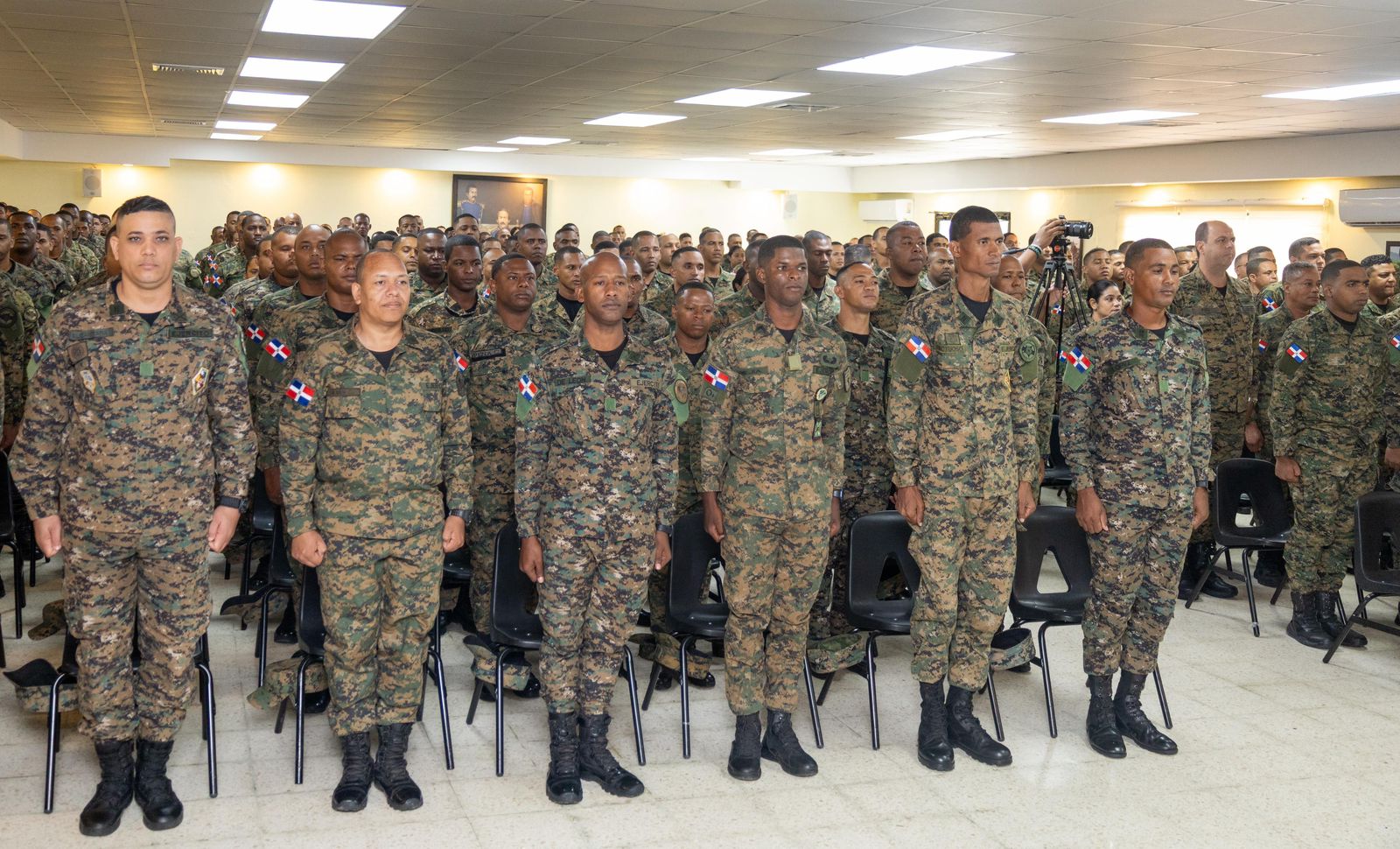 El Ejército de República Dominicana celebró la graduación de 433 de sus miembros egresados de las Escuelas de Infantería para Oficiales, Suboficiales, Alistados e Idiomas, en un acto realizado en el Campamento Militar “General de Brigada Elio Osiris Perdomo Rosario E.N.”, sede de la Dirección General de Educación, Capacitación y Entrenamiento Militar del Ejército.