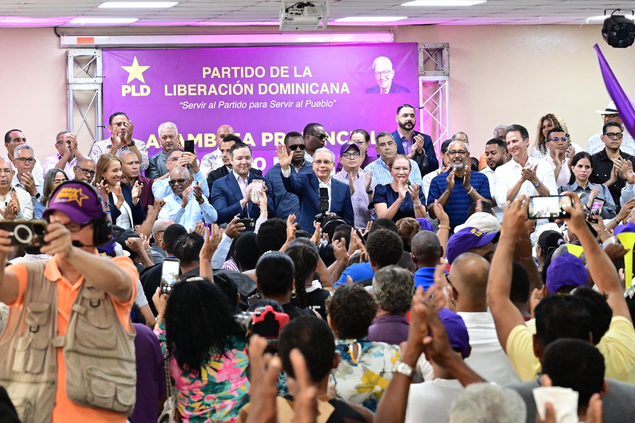 El expresidente de la República y presidente del Partido de la Liberación Dominicana (PLD), Danilo Medina, denunció que numerosas obras ejecutadas durante sus gobiernos han sido abandonadas por la actual administración.