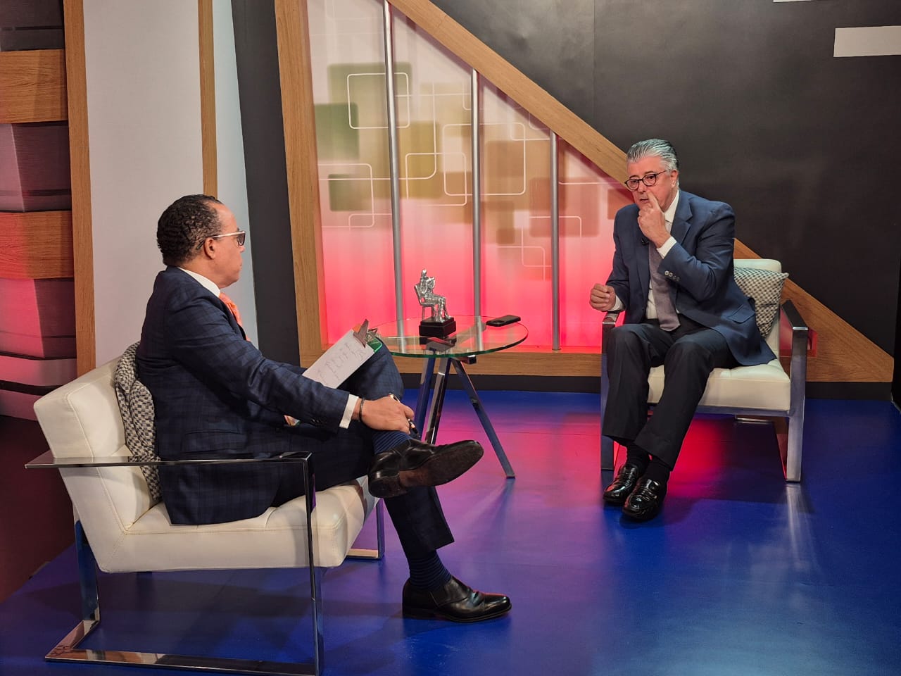 El asesor del Poder Ejecutivo en Política de Seguridad y Sistema Penitenciario, Roberto Santana, reveló que de 19 recintos carcelarios que son manejados por la Policía y el Ejército Nacional, la Procuraduría General de la República y la Dirección General de Prisiones no tienen ninguna autoridad sobre esos centros de reclusión.