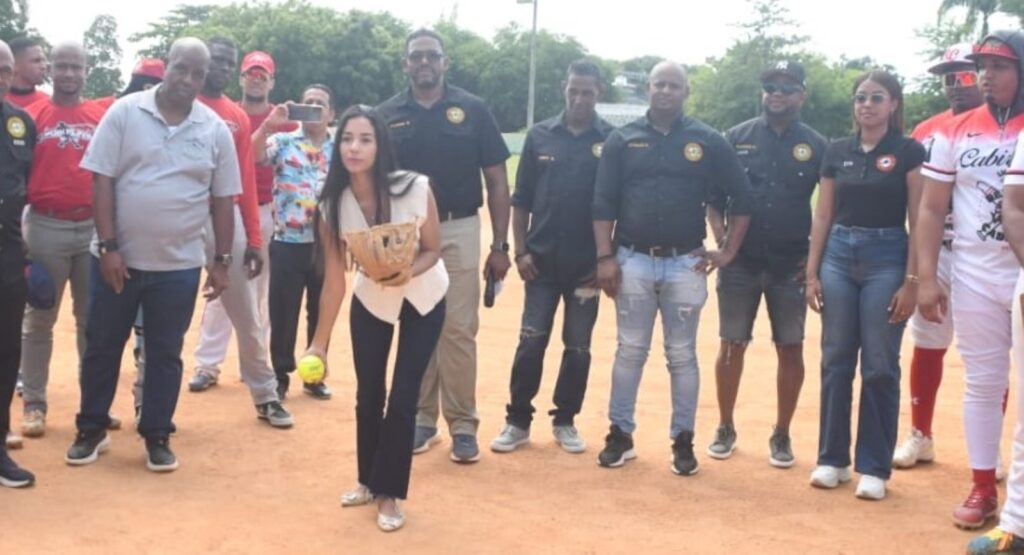 La regidora Ayleen Decamps lanzó la primera bola previo al inicio del encuentro y el también regidor Antonio Feliz fungió como bateador de honor.