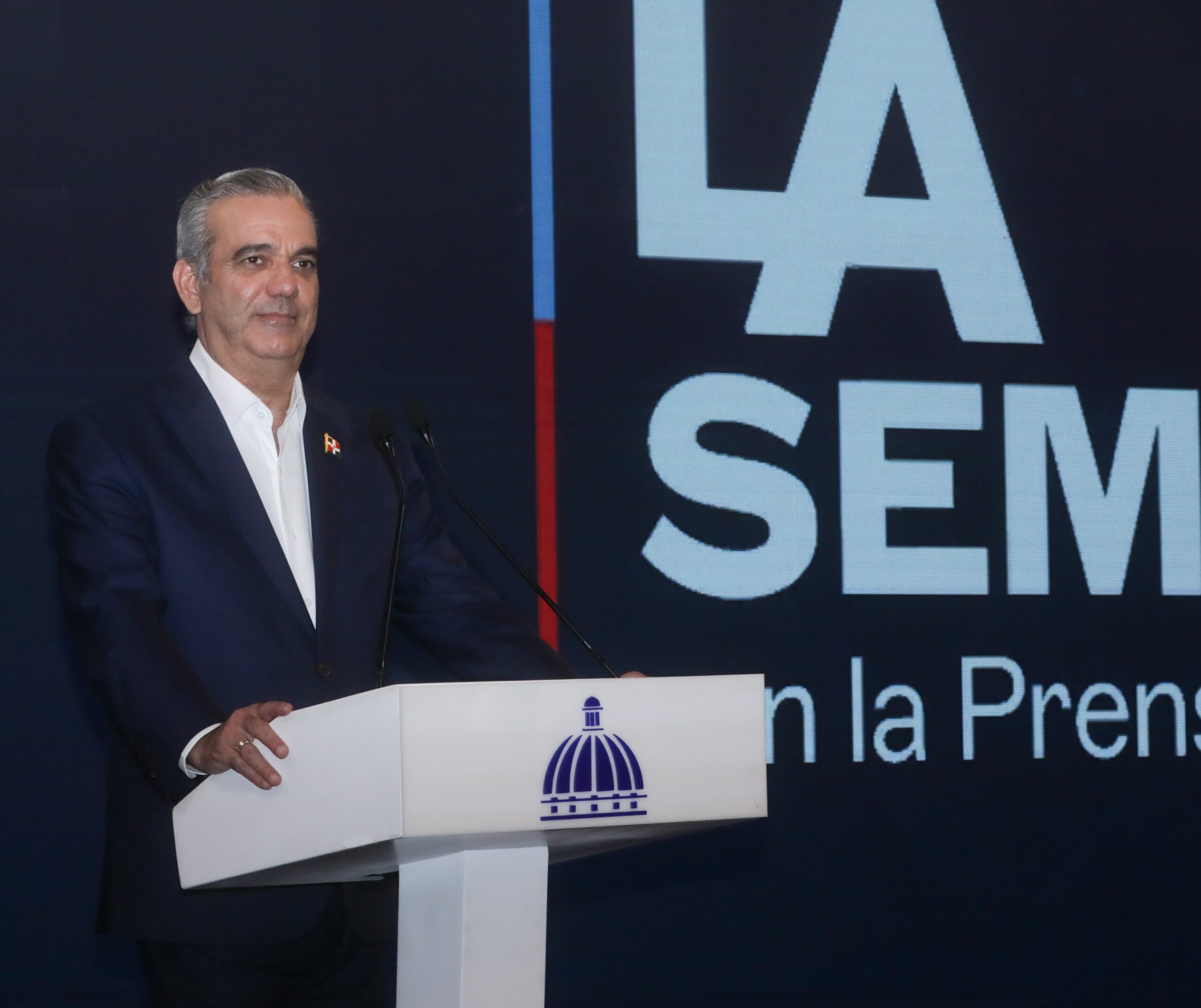 El presidente Luis Abinader afirmó este lunes que la política de su gobierno es promover el consenso, al referirse a los reclamos de diversos sectores sobre los proyectos de reforma al Código Penal y al Código Laboral aprobados recientemente