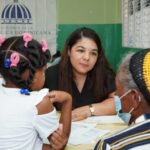 Con el propósito de atender las necesidades de mayor prioridad en las demarcaciones más vulnerables del país, el titular de la Dirección General de Desarrollo de la Comunidad (DGDC), Modesto Guzmán, encabezó este fin de semana dos jornadas asistenciales, de forma simultánea, en los distritos municipales Fondo Negro y La Guázara de la provincia Barahona.