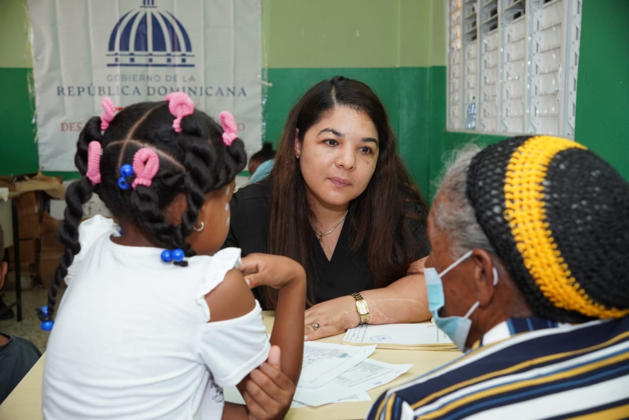 Con el propósito de atender las necesidades de mayor prioridad en las demarcaciones más vulnerables del país, el titular de la Dirección General de Desarrollo de la Comunidad (DGDC), Modesto Guzmán, encabezó este fin de semana dos jornadas asistenciales, de forma simultánea, en los distritos municipales Fondo Negro y La Guázara de la provincia Barahona.