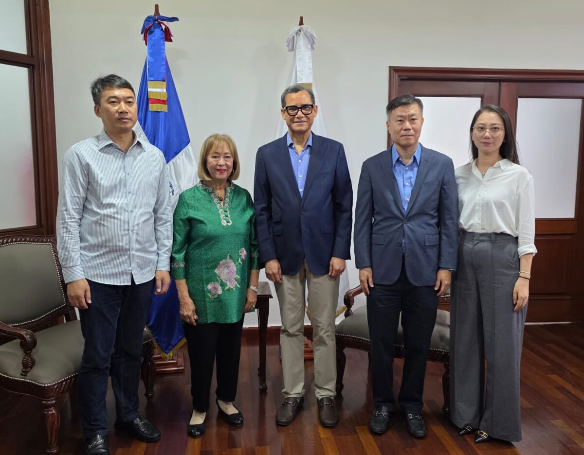 Delegación del Centro de la Colonia China se reúne con el Ministro de Trabajo / Fuente externa