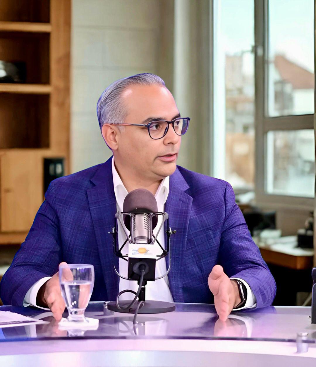 El dirigente de la Fuerza del Pueblo Jeffrey Infante responsabilizó al Gobierno del PRM y a las fiduciarias de obstaculizar el desarrollo económico al castigar con burocracia, trabas financieras y mala planificación al sector construcción, “como si fuera un enemigo, en vez de un aliado del país”.