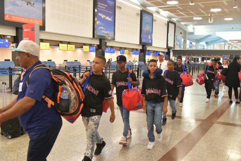 Los jugadores dominicanos del equipo U12 camino a Taiwán, a la Copa Mundial U12 de la WBSC.