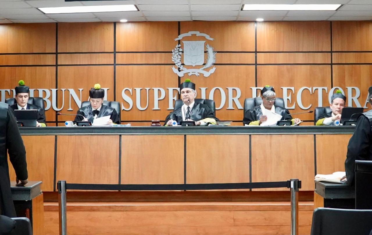 El Tribunal Superior Electoral (TSE) rechazó la solicitud de medida cautelar de extrema urgencia que procuraba la verificación de las aptitudes legales y la anulación del Certificado de Elección del suplente a regidor por el Partido Revolucionario Moderno (PRM) en la circunscripción núm. 1 del Distrito Nacional.