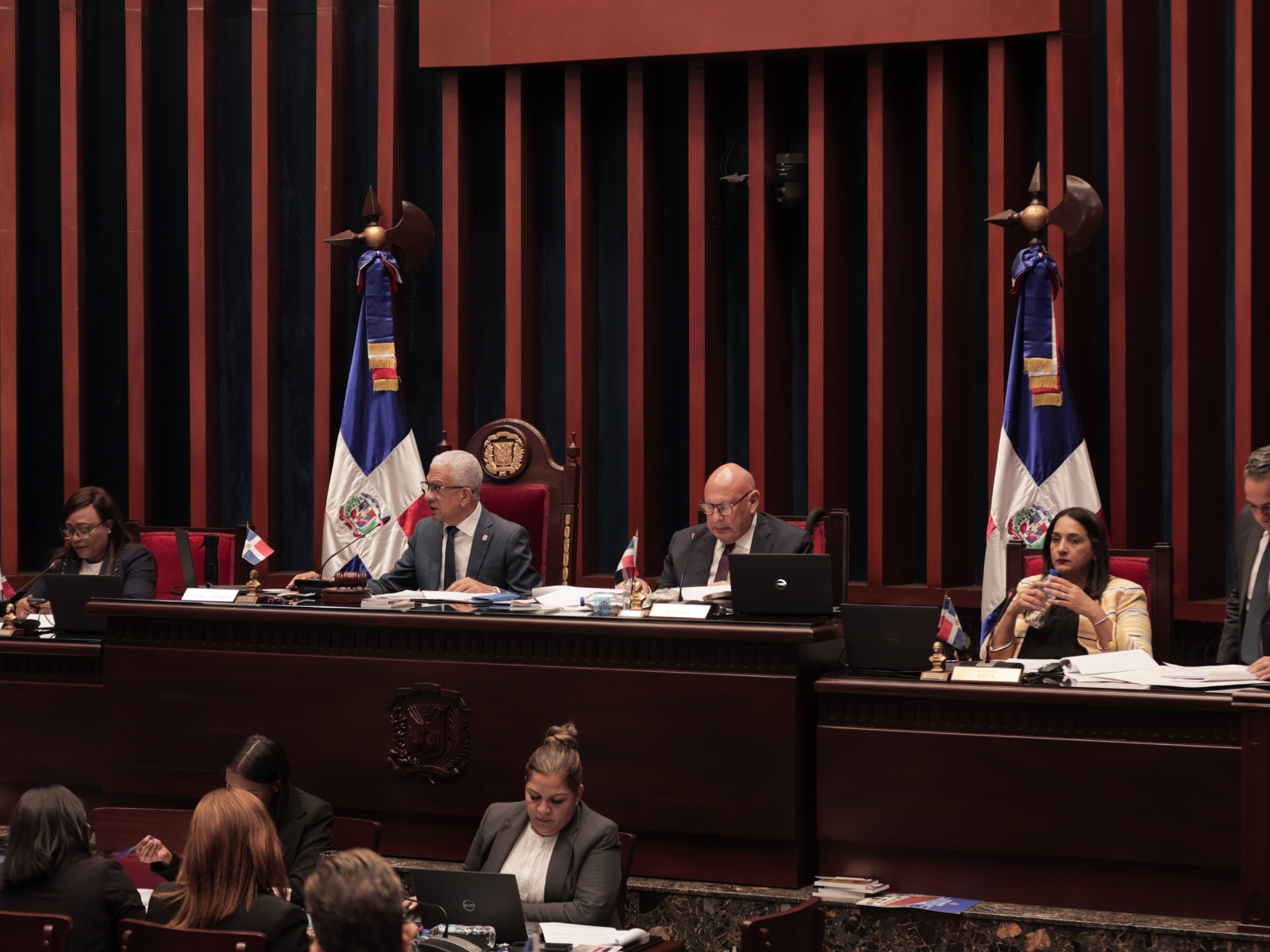 El Senado de la República dejó sobre la mesa el conocimiento de las modificaciones sometidas este viernes, al proyecto de Ley Orgánica que instituye el Código Penal de la República Dominicana, que incorpora 124 modificaciones al texto presentado en primera lectura. Las modificaciones abarcan aspectos sustanciales relacionados con crímenes de alto impacto social, violencia de género, derechos humanos y delitos transnacionales.
