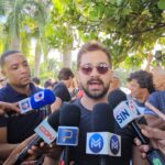 El cineasta José María Cabral encabezó este domingo una cadena humana en los alrededores del Jardín Botánico Nacional / Karina Jiménez