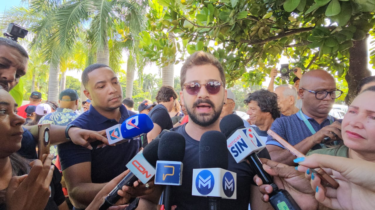 El cineasta José María Cabral encabezó este domingo una cadena humana en los alrededores del Jardín Botánico Nacional / Karina Jiménez