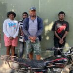 Momento en que el Ejército intercepta motocicleta con tres haitianos indocumentados en Dajabón