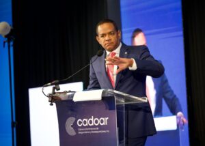 El superintendente de seguros Julio César Valentín Jiminián exhortó a las aseguradoras a dar respuestas más ágiles, claras y efectivas a los reclamos de sus clientes, al considerar que la confianza es el principal activo de toda actividad aseguradora y que esta se fortalece o se pierde según la atención que se brinde al asegurado.