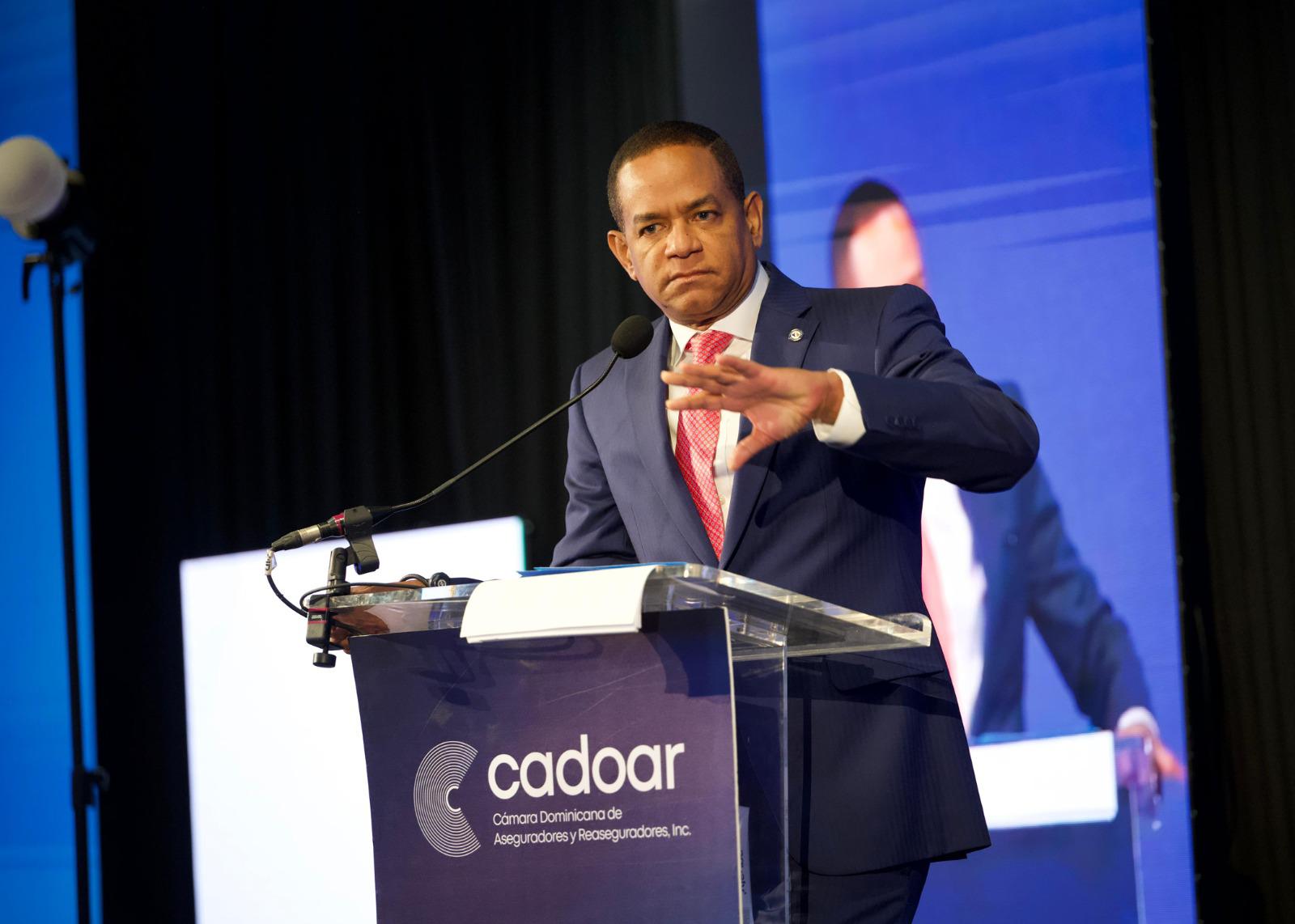 El superintendente de seguros Julio César Valentín Jiminián exhortó a las aseguradoras a dar respuestas más ágiles, claras y efectivas a los reclamos de sus clientes, al considerar que la confianza es el principal activo de toda actividad aseguradora y que esta se fortalece o se pierde según la atención que se brinde al asegurado.