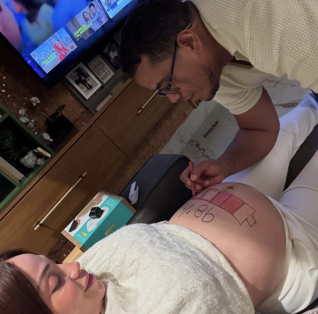 La hija de la artista urbana La Materialista y el productor artístico Eury Matos ya nació. La cantante le dio la exclusiva de su alumbramiento a la revista People en Español. Emery llegó a las 12:25 del pasado sábado 19.