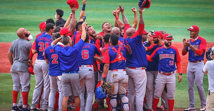 Jugadores del equipo dominicano celebran medalla de bronce en el Tokio 2020.
