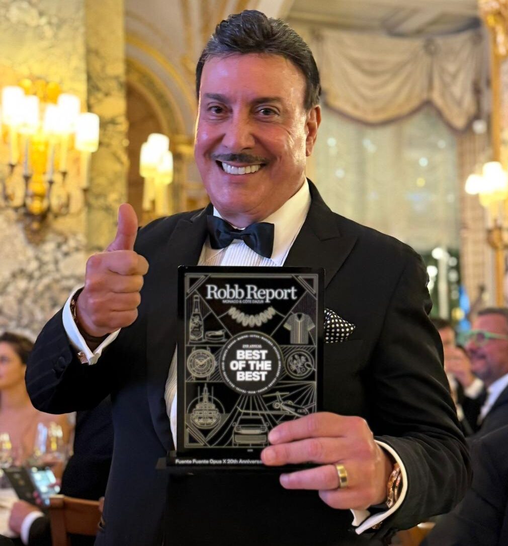La reconocida revista internacional Robb Report ha incluido nuevamente a Arturo Fuente en su prestigiosa lista “Best of the Best” 2025, destacando su cigarro Fuente Fuente OpusX 20 Aniversario “Believe” como uno de los mejores del mundo.