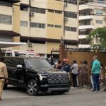 Un hombre, aparentemente afectado por problemas de salud mental, asesinó a una mujer e hirió a otras cinco personas en el Residencial Dorado IV, ubicado en el Ensanche Naco del Distrito Nacional, la tarde de este miércoles.