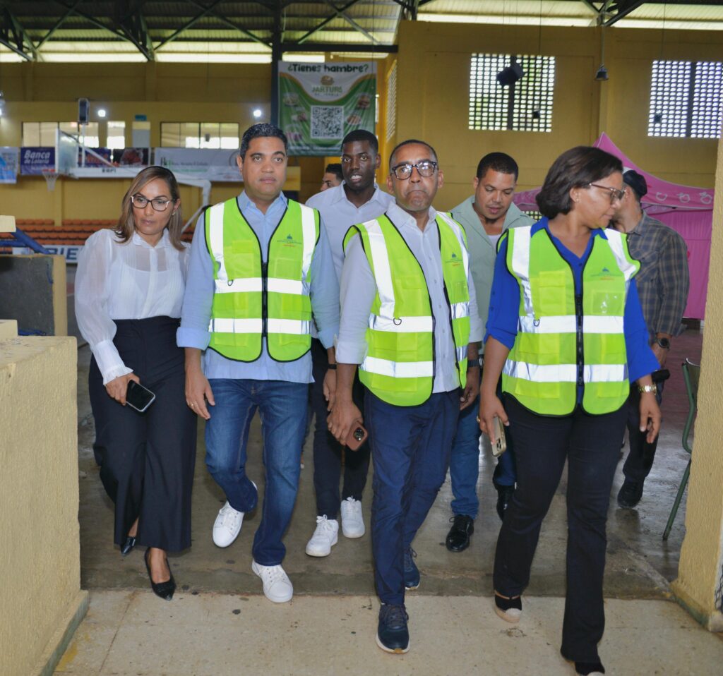 Kelvin Cruz, Ministro de Deportes, supervisa obras en Monte Plata.