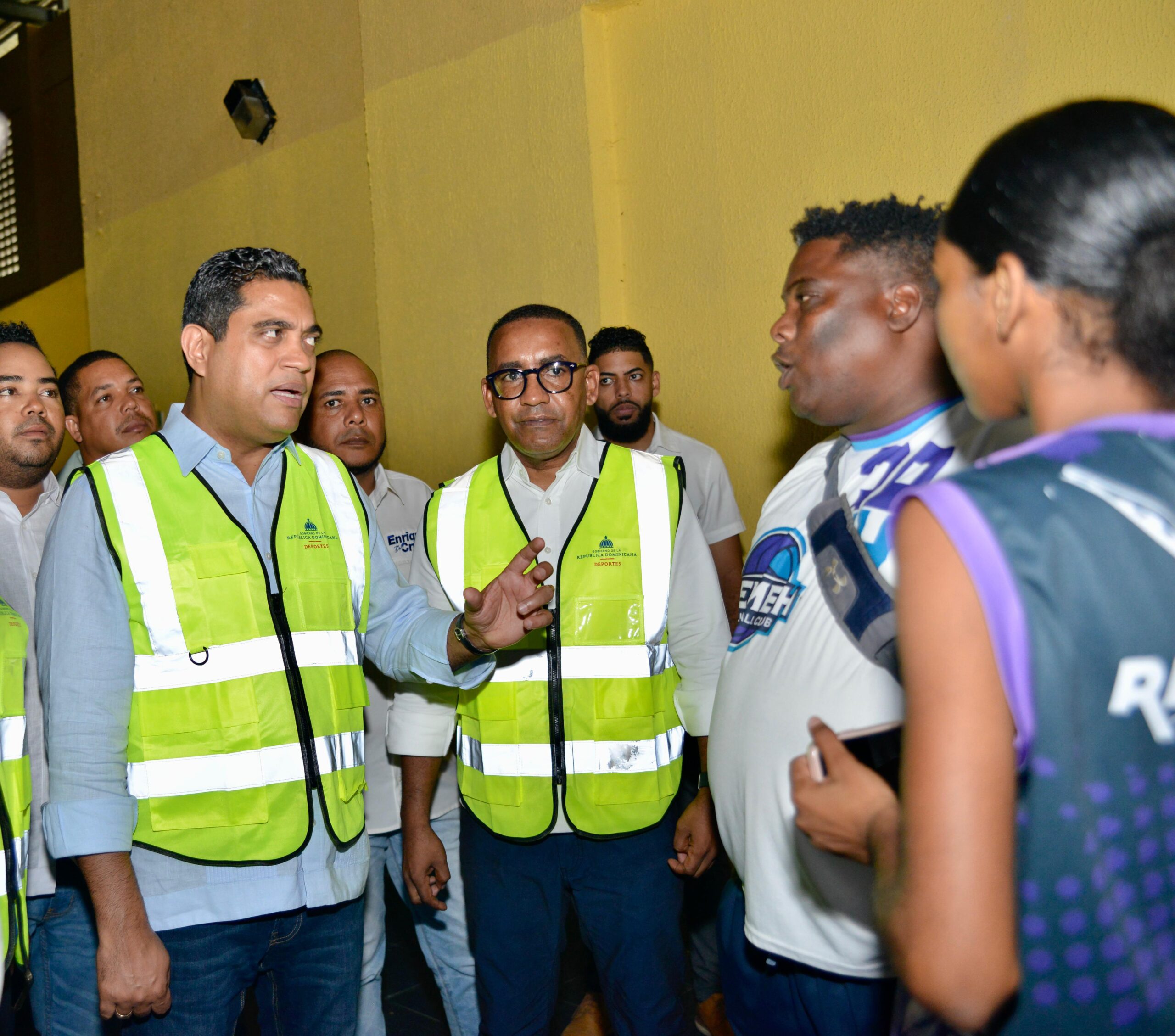 Kelvin Cruz, Ministro de Deportes, supervisa obras en Monte Plata.