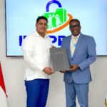 El Instituto Dominicano de Prevención y Protección de Riesgos Laborales (Idoppril ) y la Dirección General de Ética e Integridad Gubernamental (Digeig) suscribieron el Compromiso Estratégico de Integridad y Prevención de la Corrupción Administrativa, en procura fortalecer las acciones en favor de la transparencia desde el órgano asegurador.