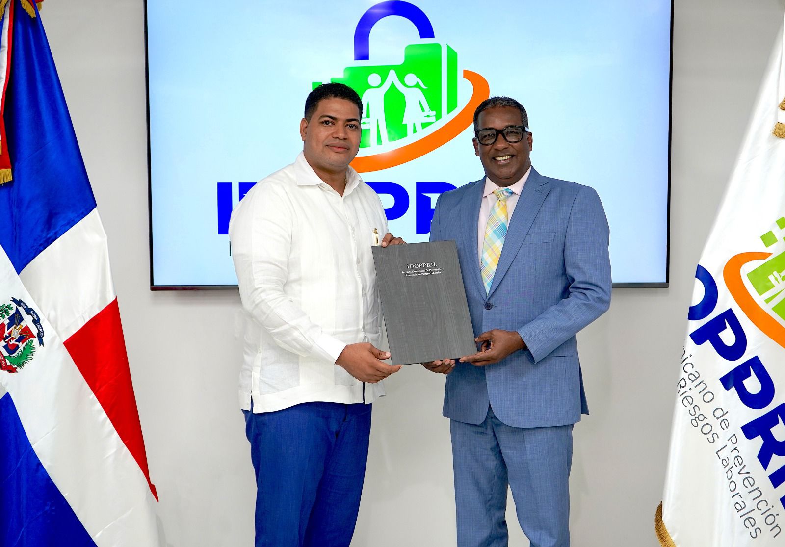 El Instituto Dominicano de Prevención y Protección de Riesgos Laborales (Idoppril ) y la Dirección General de Ética e Integridad Gubernamental (Digeig) suscribieron el Compromiso Estratégico de Integridad y Prevención de la Corrupción Administrativa, en procura fortalecer las acciones en favor de la transparencia desde el órgano asegurador.