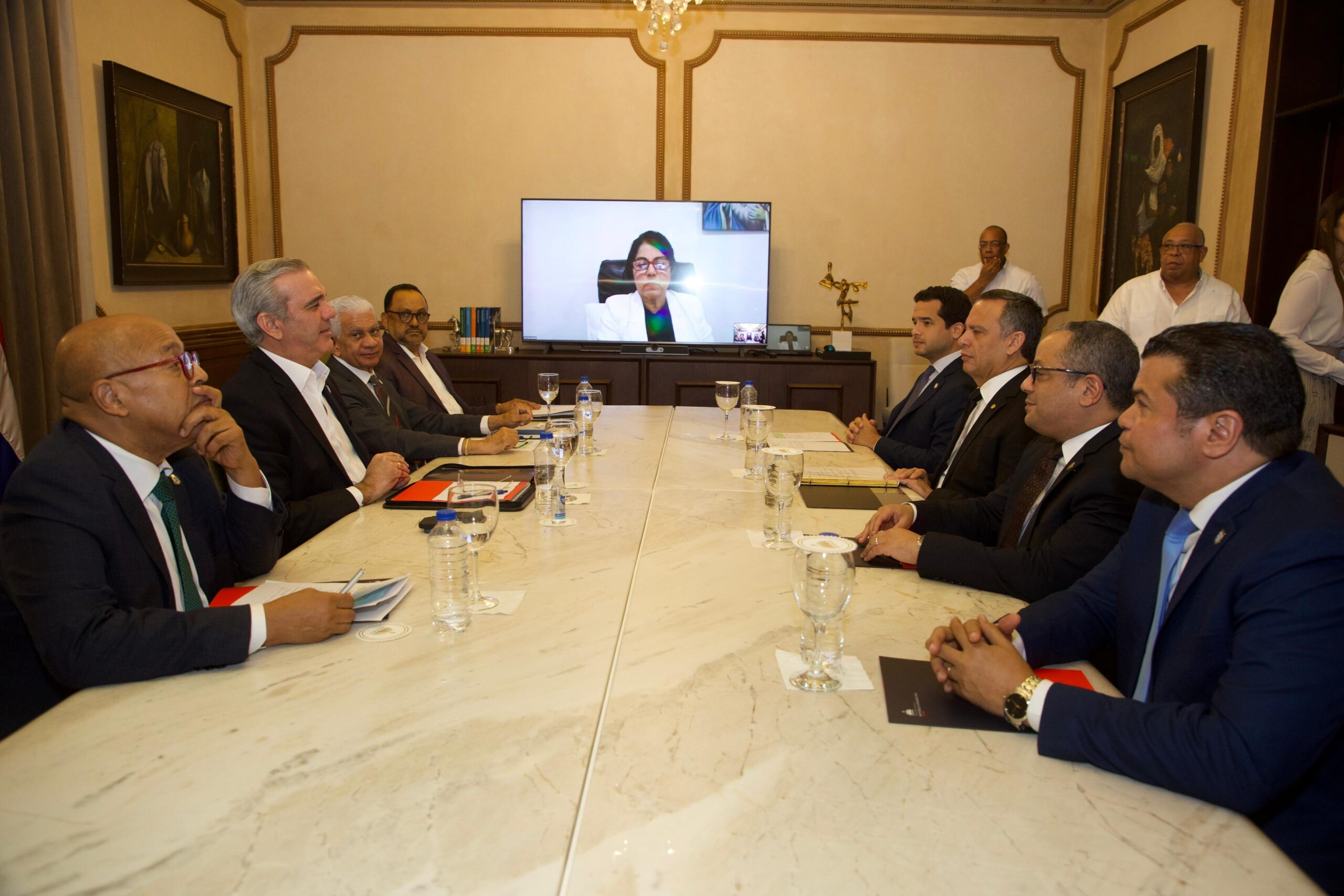 En estos momentos se encuentra reunido el Consejo Nacional de la Magistratura (CNM), bajo la presidencia del mandatario Luis Abinader. Todos sus integrantes están presentes; siete participan de forma presencial, mientras que la magistrada Nancy Salcedo Fernández lo hace de manera virtual.