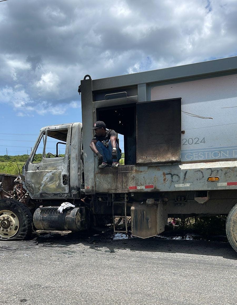 Un camión recolector de desechos sólidos de la Alcaldía de San Antonio de Guerra quedó completamente inutilizado tras incendiarse debido a un cortocircuito en su sistema eléctrico.