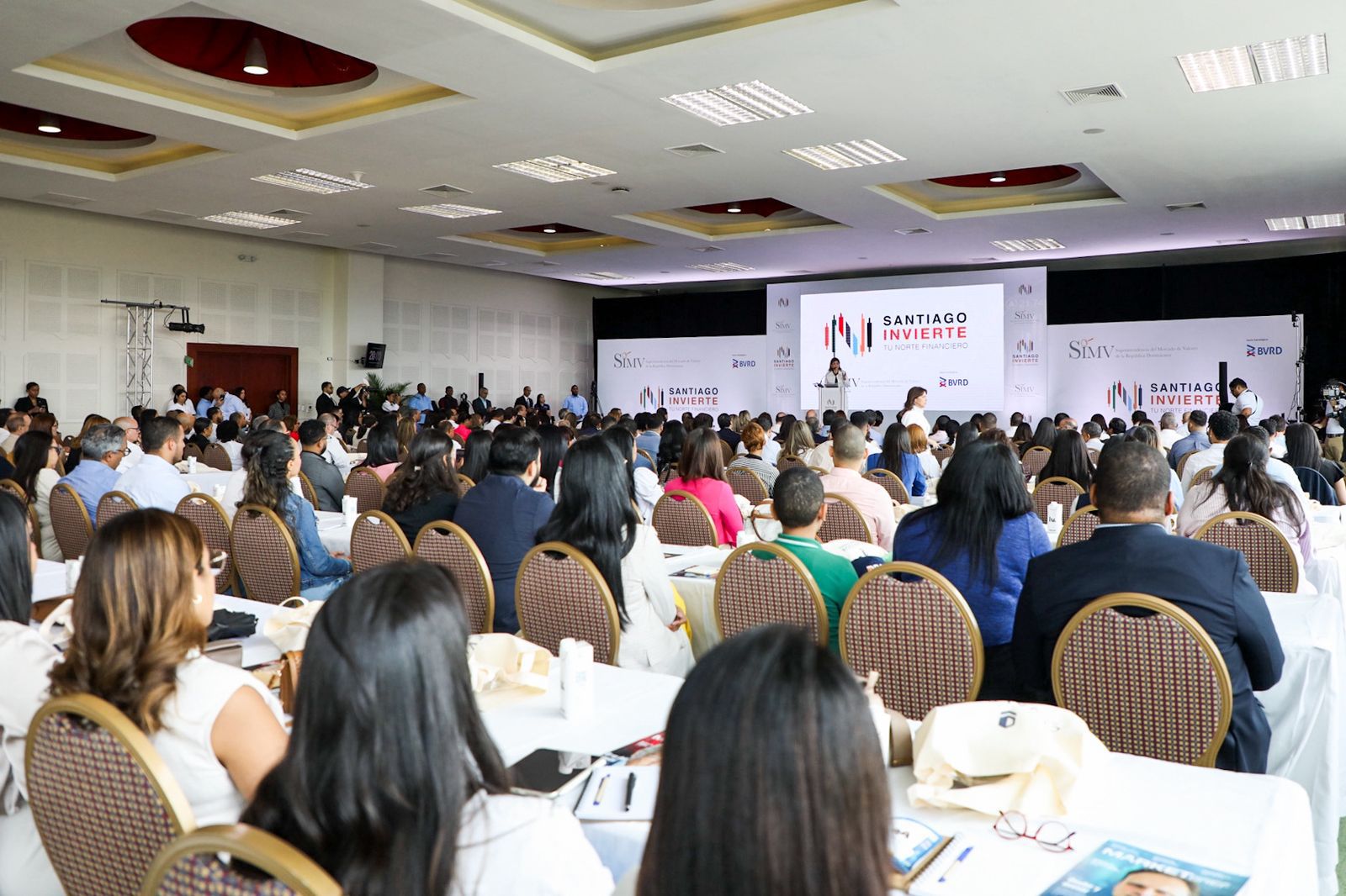 La Superintendencia del Mercado de Valores (SIMV) realizó la iniciativa “Santiago Invierte: Tu Norte Financiero”, reuniendo a más de 600 personas de diversas edades interesadas en conocer las oportunidades que ofrece el mercado de valores dominicano.