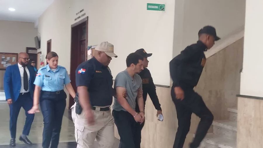 A las 9 de la mañana de este domingo 27 se conocerá la medida de coerción contra el joven que mató a una mujer e hirió a otras cinco, incluyendo a su padre, en el sector Naco de Santo Domingo.