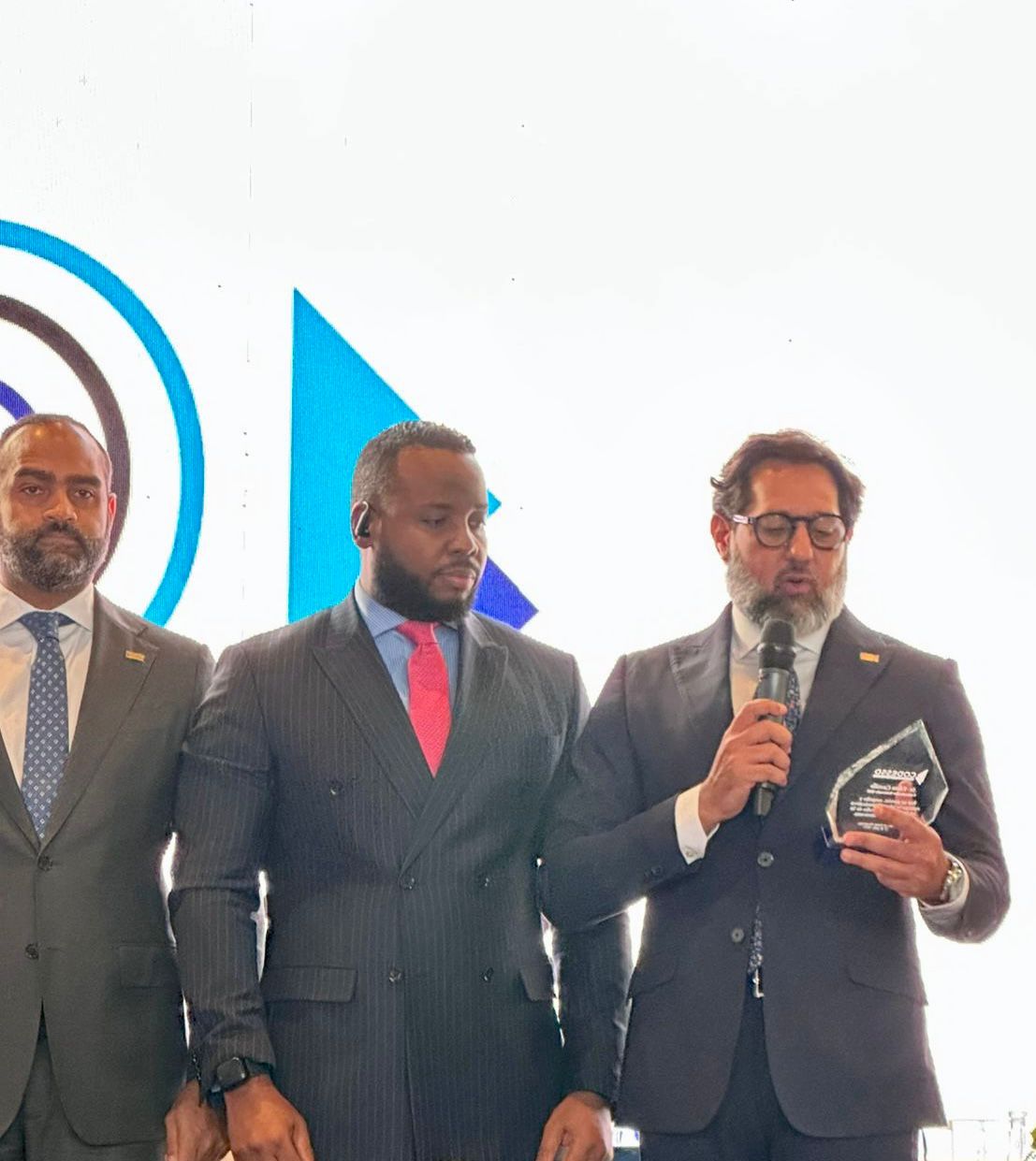 l recibir el reconocimiento, Castillo expresó su agradecimiento a la institución por el gesto, al tiempo que reiteró su compromiso con una comunicación responsable, ética y al servicio del interés colectivo. “Este reconocimiento no solo me honra, sino que también me compromete a seguir elevando la voz de los que no tienen voz y contribuyendo a una mejor sociedad desde la palabra y la verdad”, sostuvo.