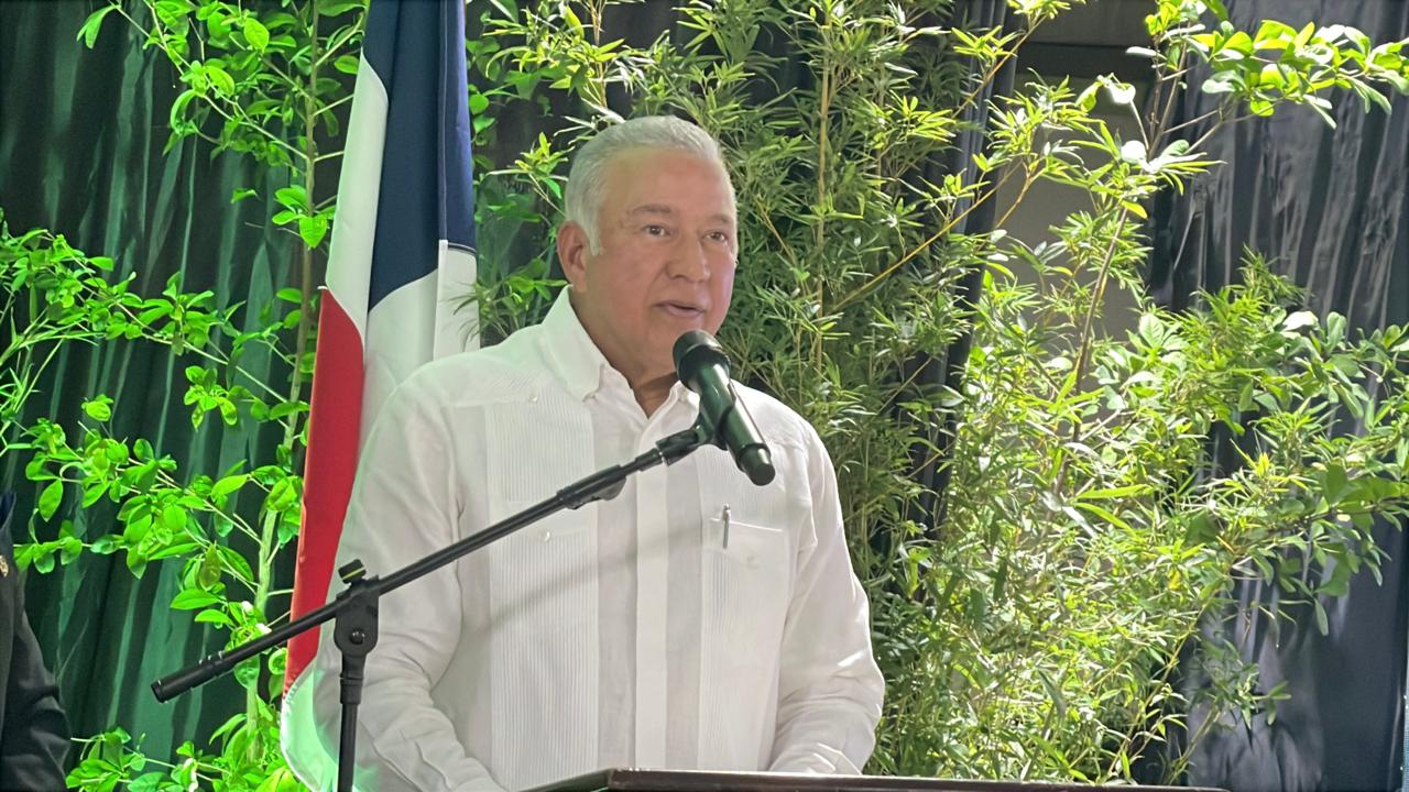 El ministro administrativo de la Presidencia Andrés Bautista destacó la importancia del trabajo digno y la unidad como motores del desarrollo económico y social de Moca.